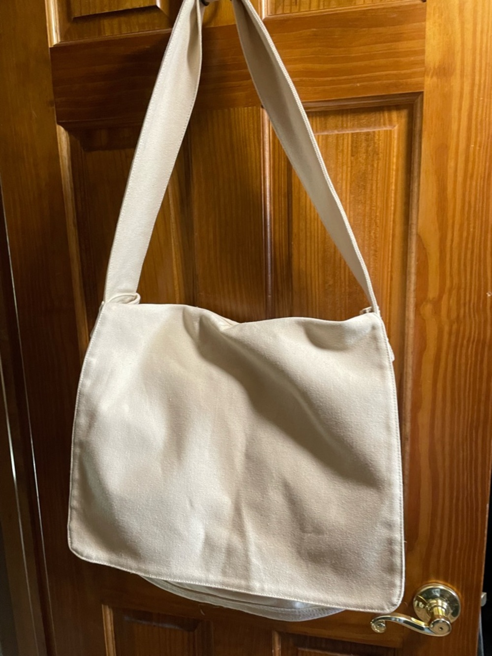 Rich Shaw older messenger’s bag cream in color